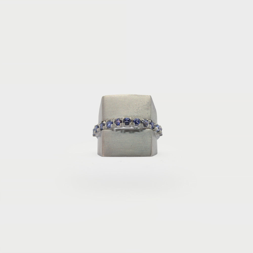 Two half signet rings and one half-eternity band. 11 iolites.