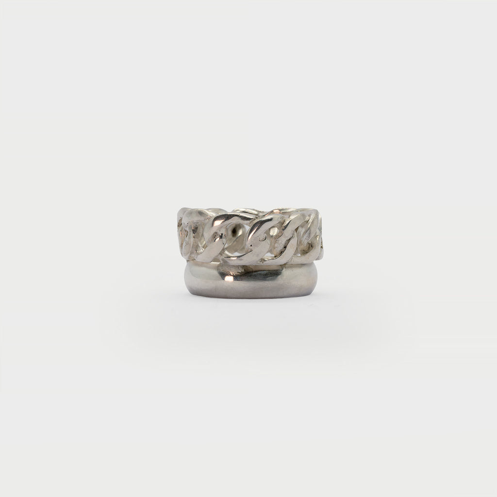 Un trozo de cadena encontrada y un aro de anillo.