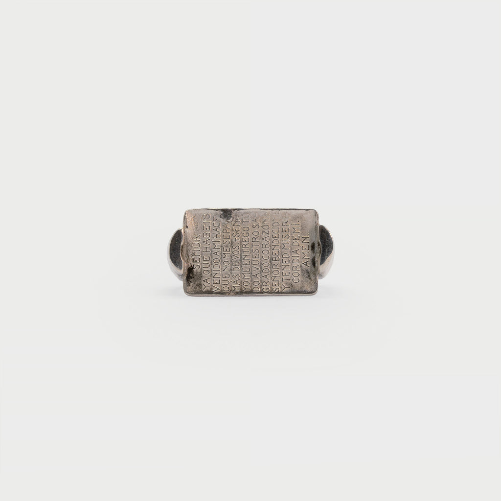 Anillo de plata de ley con medalla.