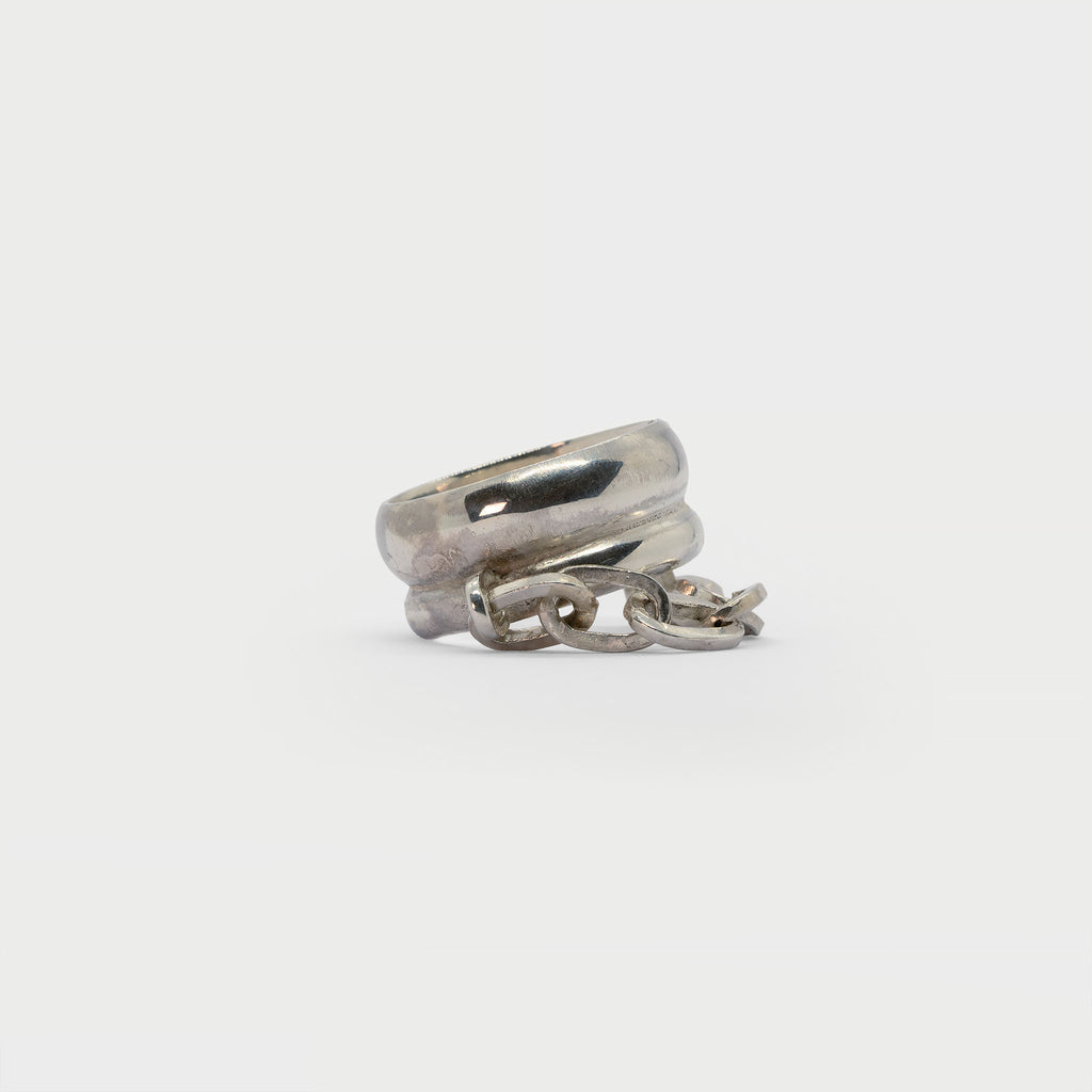 Two found silver rings and silver chain.