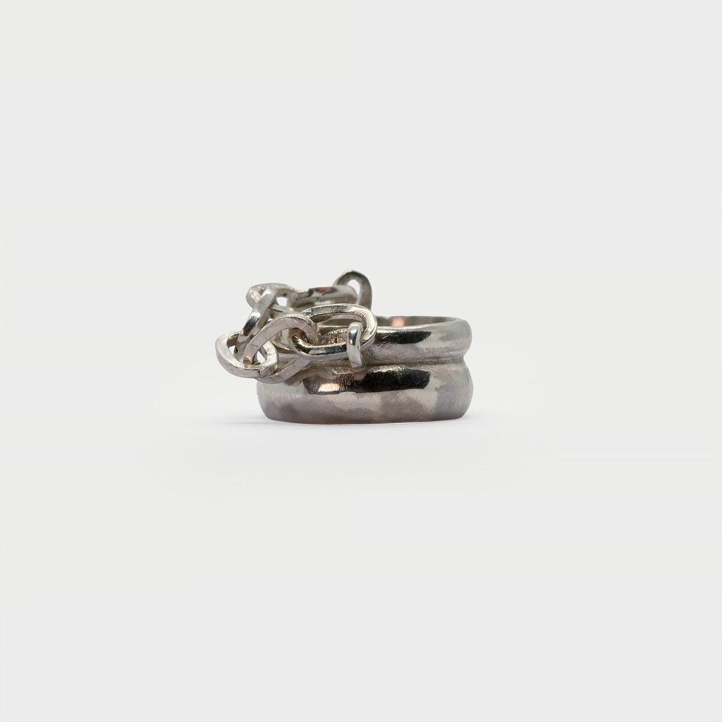 Two found silver rings and silver chain.
