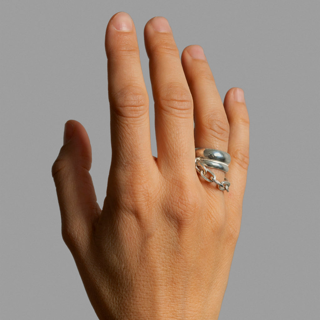 Two found silver rings and silver chain.
