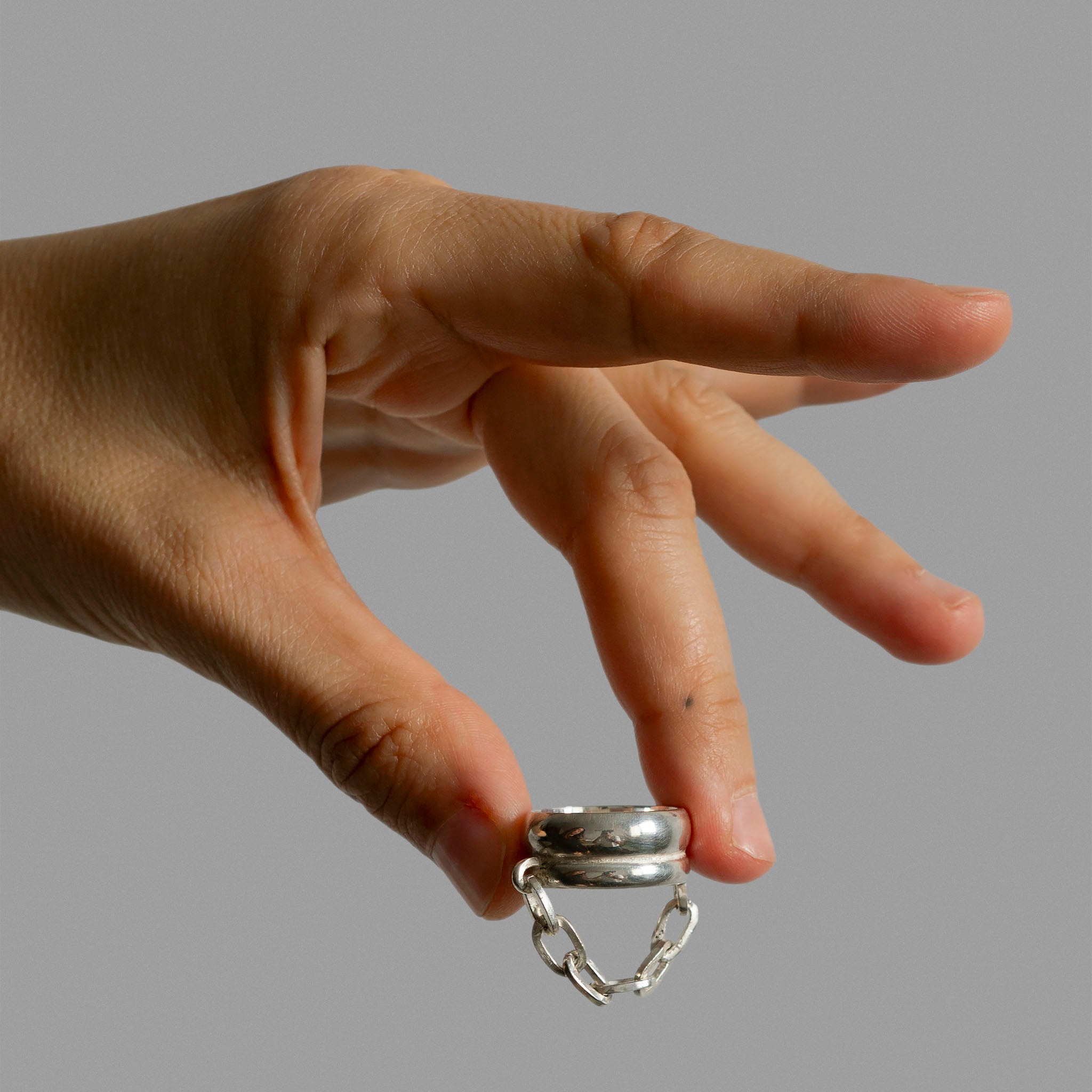 Two found silver rings and silver chain.