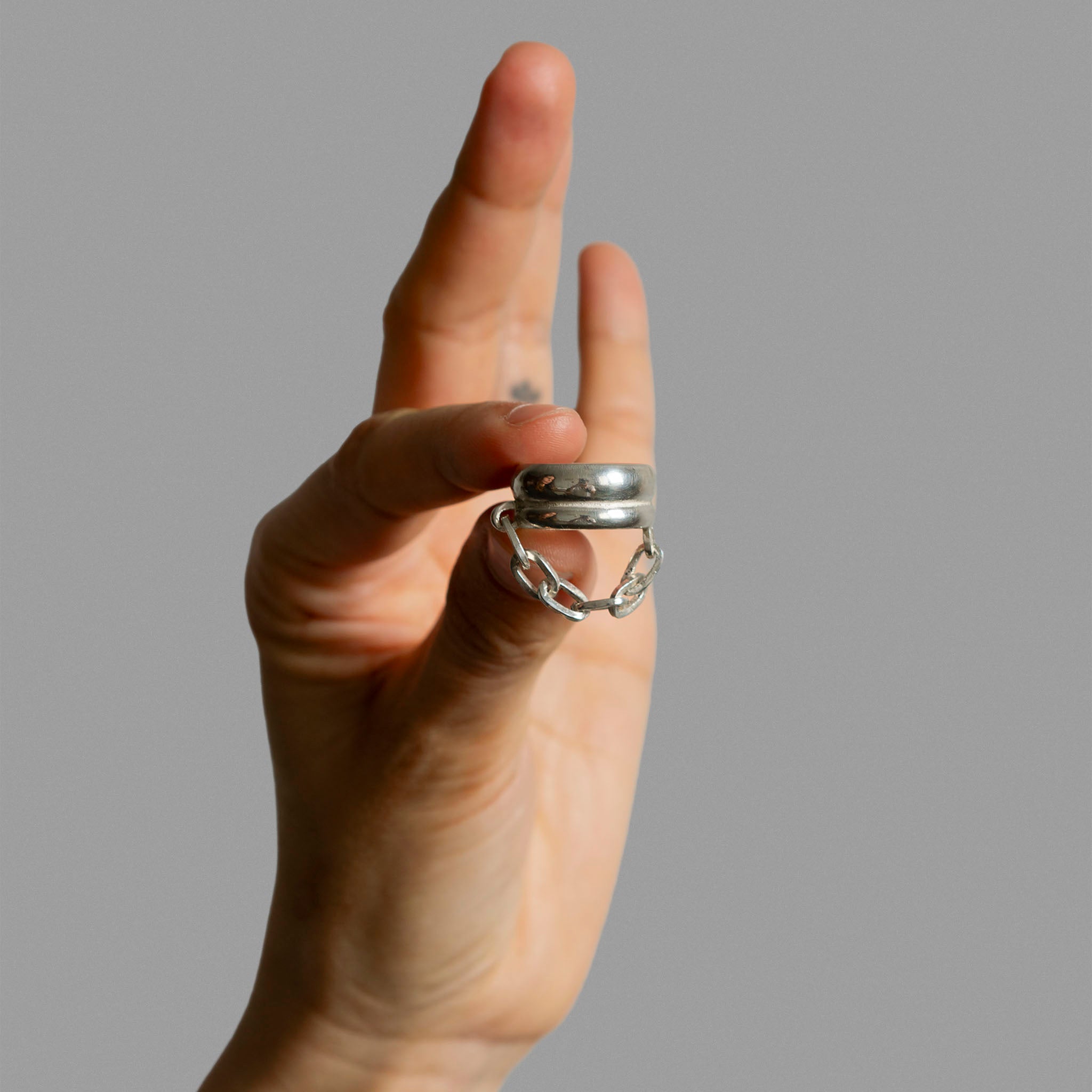 Two found silver rings and silver chain.