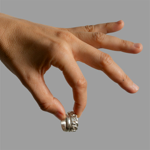 Un trozo de cadena encontrada y un aro de anillo.