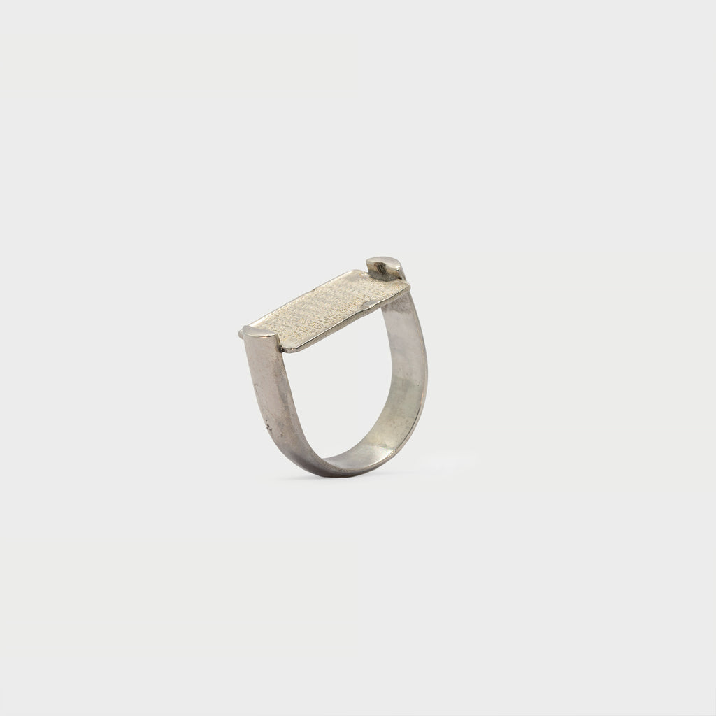 Anillo de plata de ley con medalla.