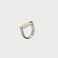 Anillo de plata de ley con medalla.